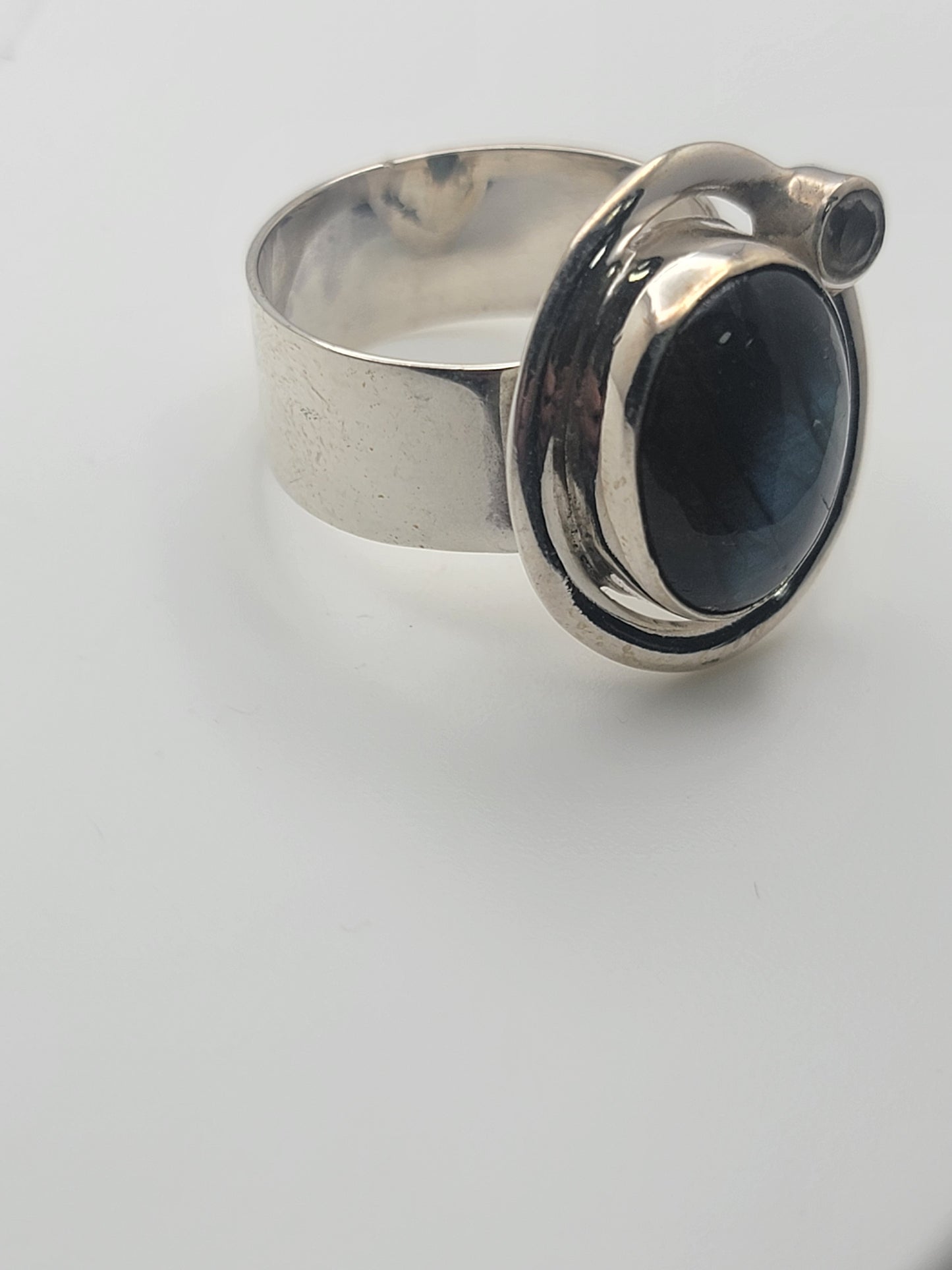 Showcasing the Labradorite Ring 925 Sterling Silver Statement Ring from the side, highlighting its modern design with a striking labradorite stone. This versatile piece of casual jewelry makes an excellent Gift for Her or Gift for Him and is a standout statement ring in sterling silver.